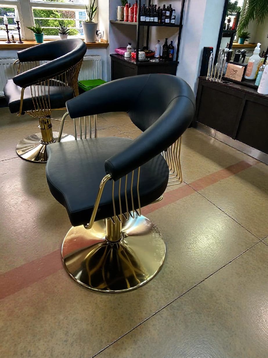 Gold Detaylı Siyah Kuaför ve Makyaj Koltuğu - Tepsi Ayaklı Tasarım - Profesyonel spa ve wellness ekipmanı
