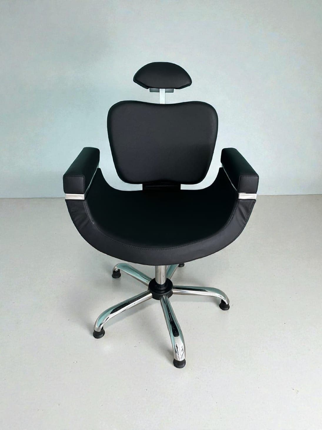 Ergonomik Başlıklı Siyah Kuaför ve Cilt Bakım Koltuğu - Krom Yıldız Ayak - Profesyonel spa ve wellness ekipmanı