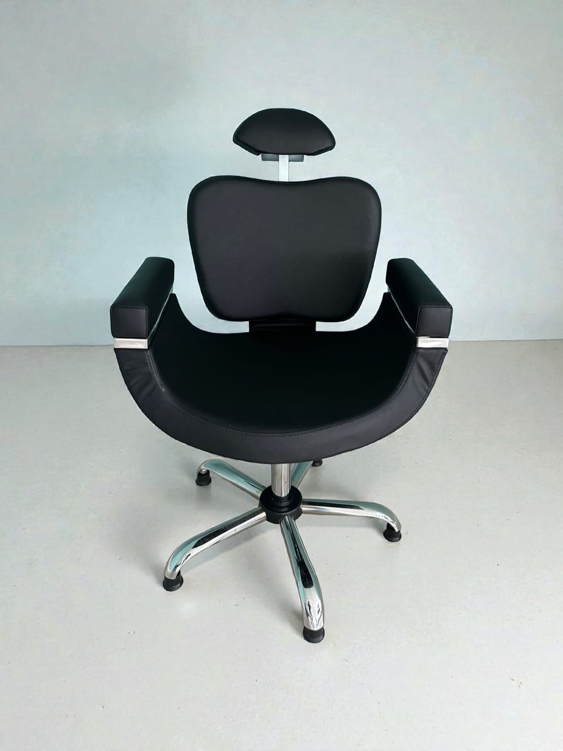 Ergonomik Başlıklı Siyah Kuaför ve Cilt Bakım Koltuğu - Krom Yıldız Ayak - Profesyonel spa ve wellness ekipmanı