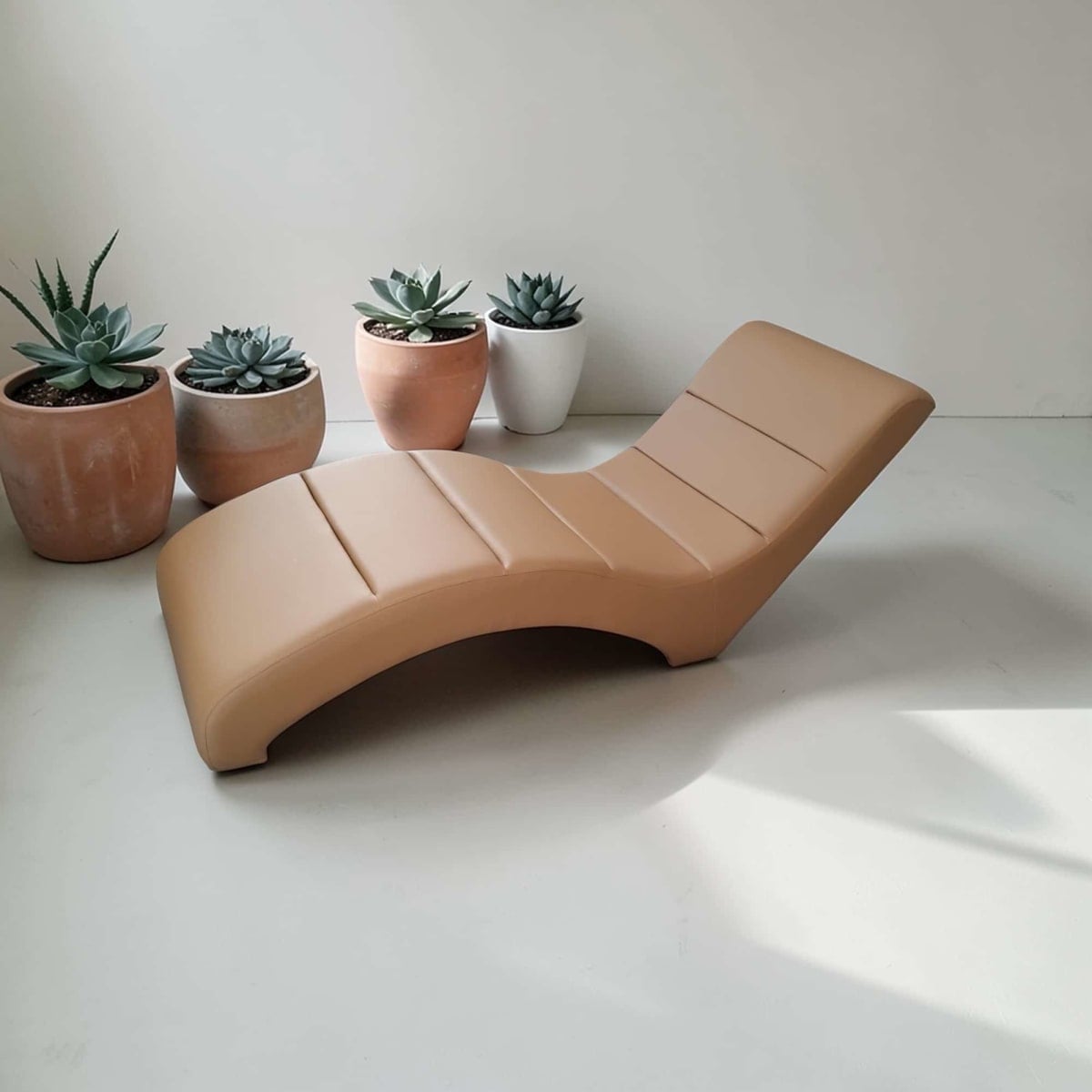 Kapitoneli Lüks Deri Spa Dinlenme Şezlongu: Estetik ve Konforun Zirvesi - Profesyonel spa ve wellness ekipmanı