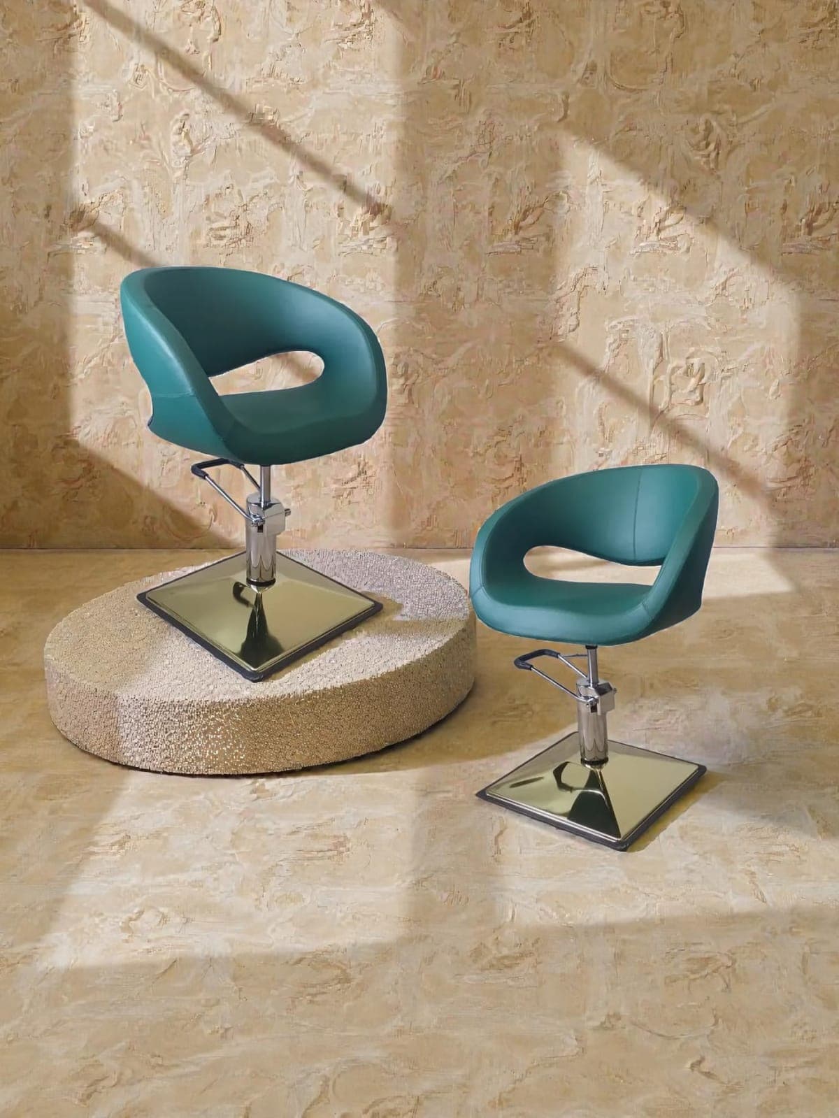 Güzellik ve Kuaför Salonlarının Vazgeçilmez Üçlüsü: Koltuk, Tabure ve Etajer Seçim Rehberi