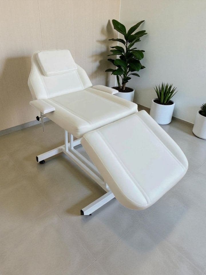 Güzellik Salonunuzun En Önemli Yatırımı: Doğru Cilt Bakım Sedyesi Nasıl Seçilir?