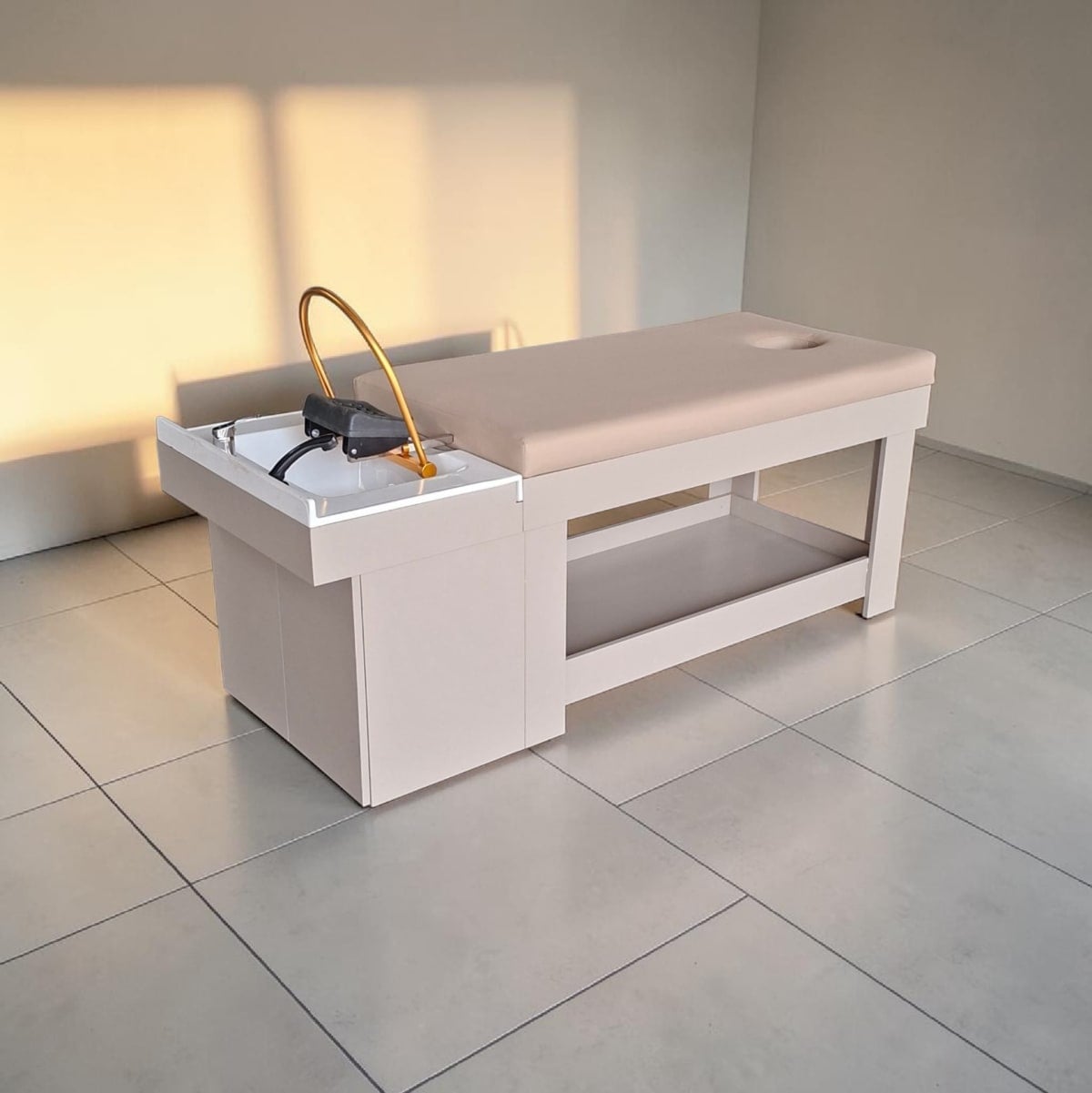 Alt Raflı ve Yüz Delikli Sabit Kafa Masaj Yatağı - Lavabolu Head Spa Yatağı - Profesyonel spa ve wellness ekipmanı