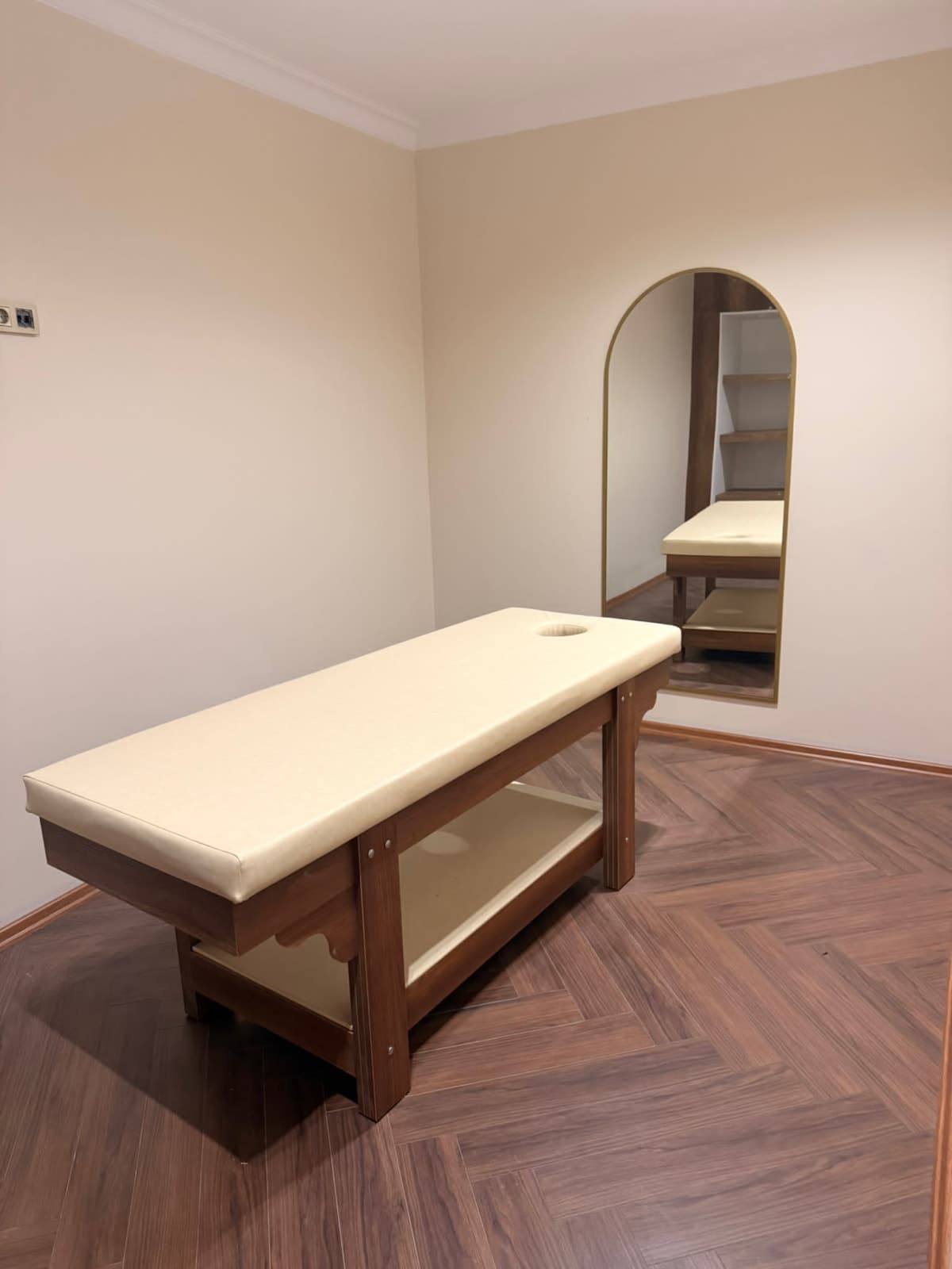 Alt Raflı Klasik Ahşap Masaj Masası - Profesyonel spa ve wellness ekipmanı