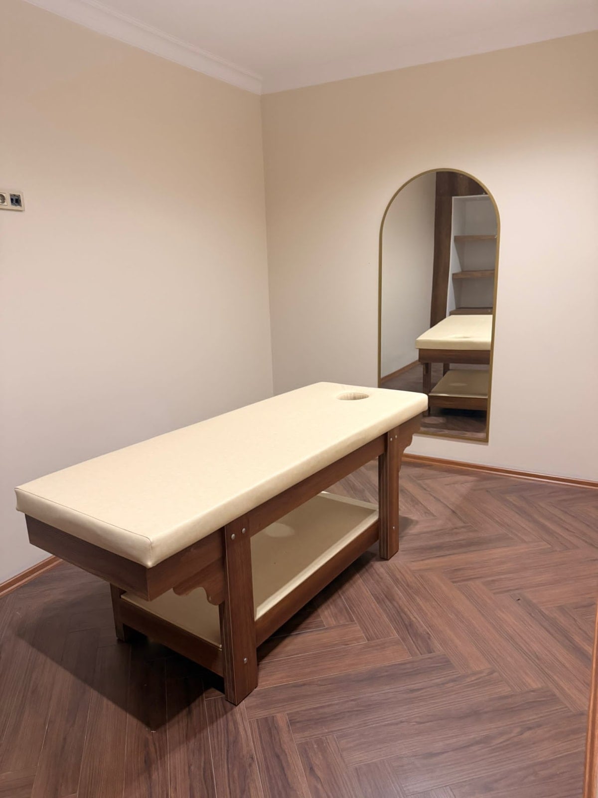 Alt Raflı Klasik Ahşap Masaj Masası - Profesyonel spa ve wellness ekipmanı