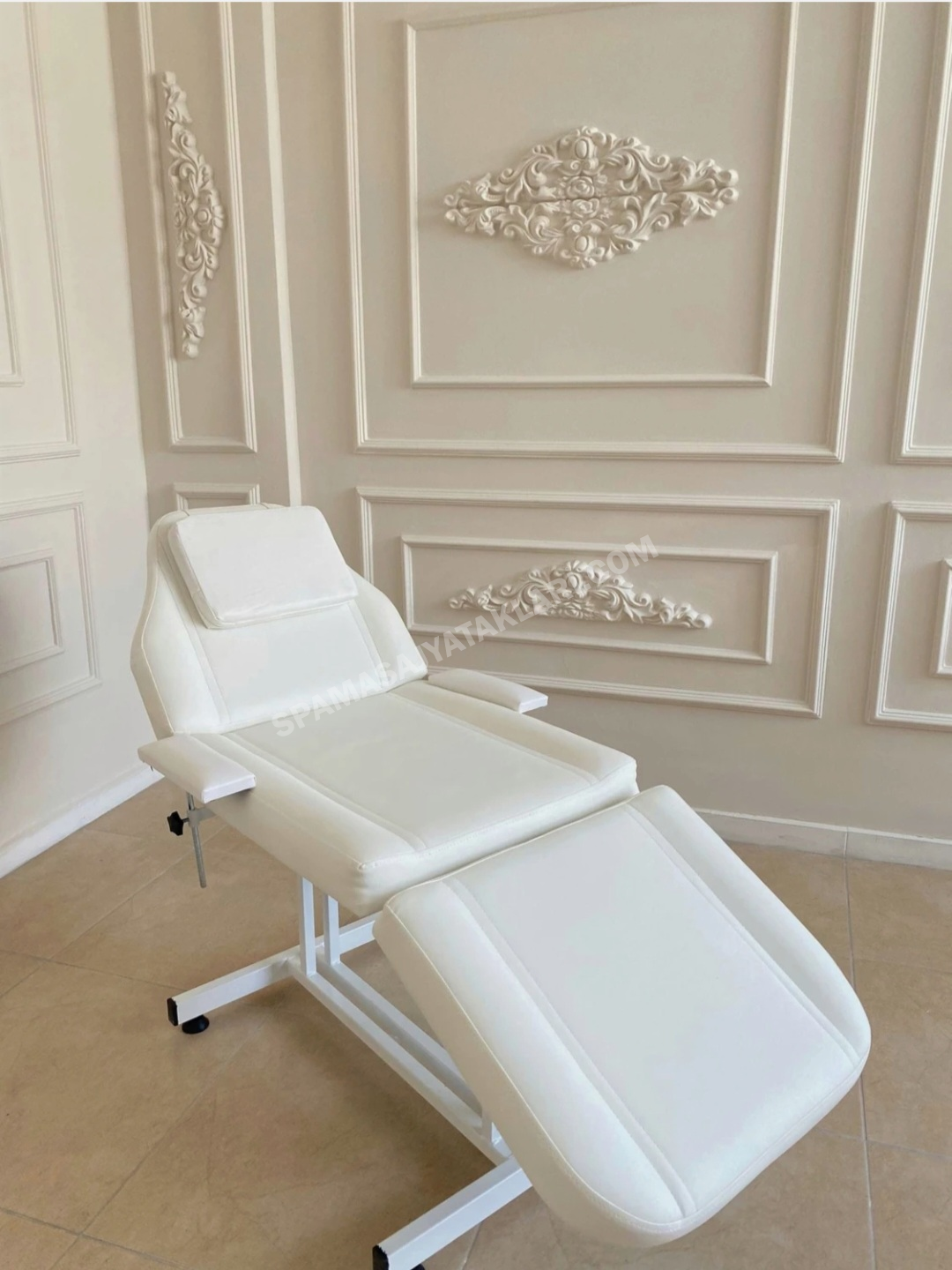 Beyaz Metal Ayaklı Cilt Bakım Sedyesi 